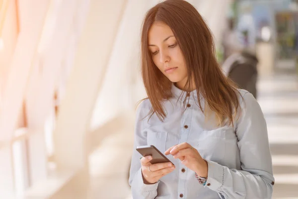 Mujer con smartphone . — Foto de Stock