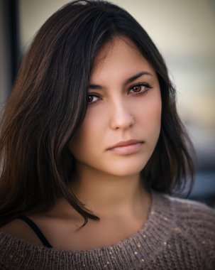 Güzel bir esmerin portresi.