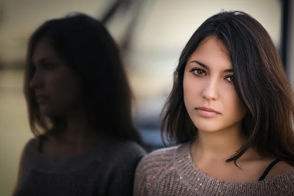 Portrett av en vakker brunette. – stockfoto