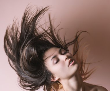 Güzel bir esmerin portresi.