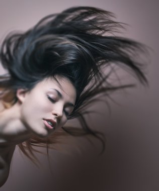 Güzel bir esmerin portresi.