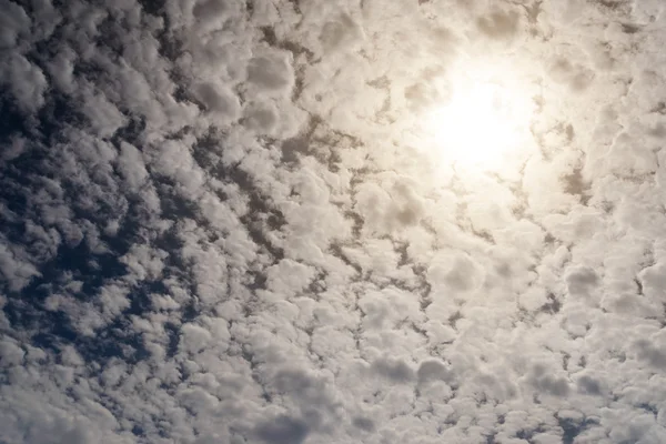 Cielo con nubes blancas. — Foto de Stock