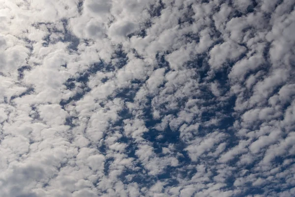 Cielo con nubes blancas. — Foto de Stock