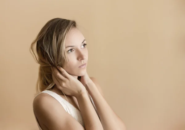 Portret van een mooie vrouw. — Stockfoto