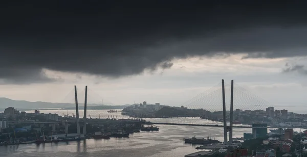 Nubes oscuras sobre ciudad . —  Fotos de Stock