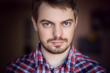 Üzgün bir adamın portresi.