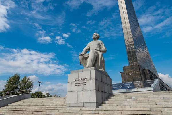 Завойовники простору і статуя Костянтин Ціолковський. — стокове фото