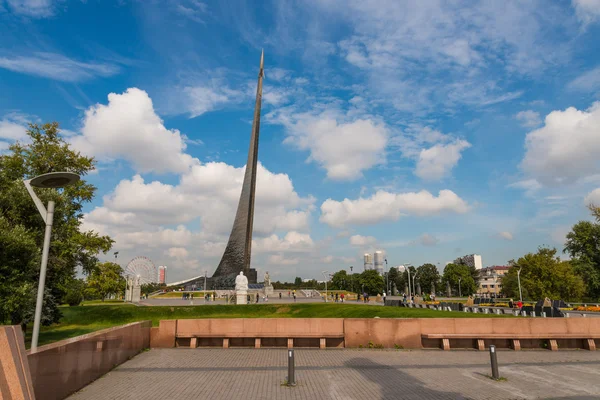 Підкорювачі пам'ятника космосу . — стокове фото