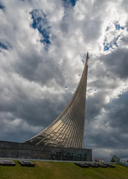 Підкорювачі пам'ятника космосу . — стокове фото