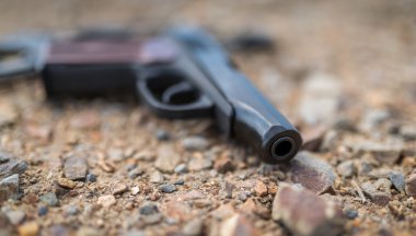 Zemin üzerinde tabanca.