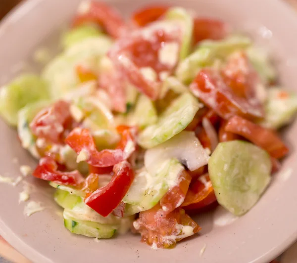 Salată de roșii și castraveți . — Fotografie, imagine de stoc