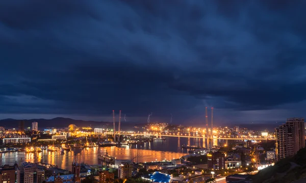 Blixtnedslag över staden. — Stockfoto