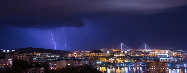 Şehir içinde yıldırım. — Stok fotoğraf