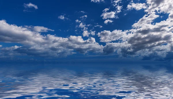 Σύννεφα που αντανακλώνται στο νερό. — Φωτογραφία Αρχείου