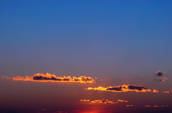 Západ slunce obloha s mraky. — Stock fotografie