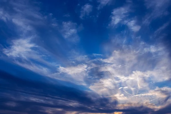 Coucher de soleil avec des nuages gracieux . — Photo