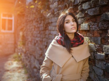 genç kadın bir ceket.