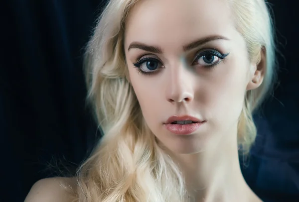 Porträt einer blonden Frau. — Stockfoto