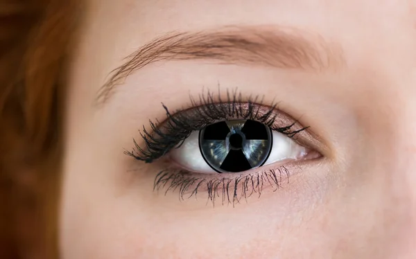 Auge mit Strahlenrisiko-Symbol. — Stockfoto