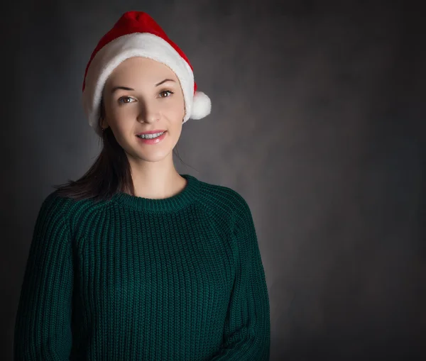 Junge Frau mit Weihnachtsmütze — Stockfoto