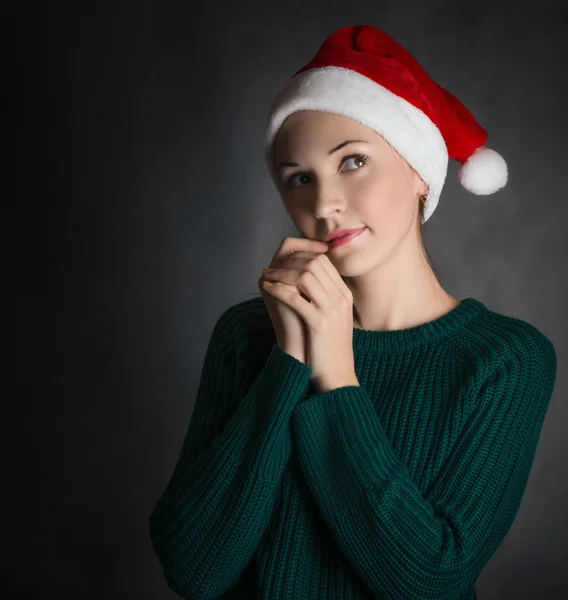 Junge Frau mit Weihnachtsmütze — Stockfoto