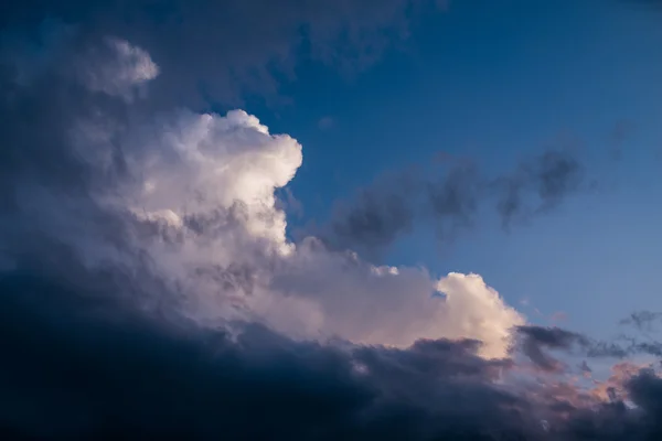 雲と夕日の空. — ストック写真