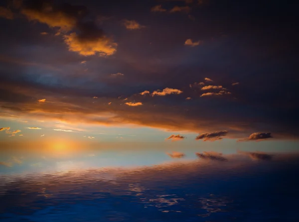 Céu dramático com nuvens. — Fotografia de Stock