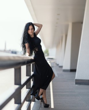 şık elbiseli güzel Bayan.