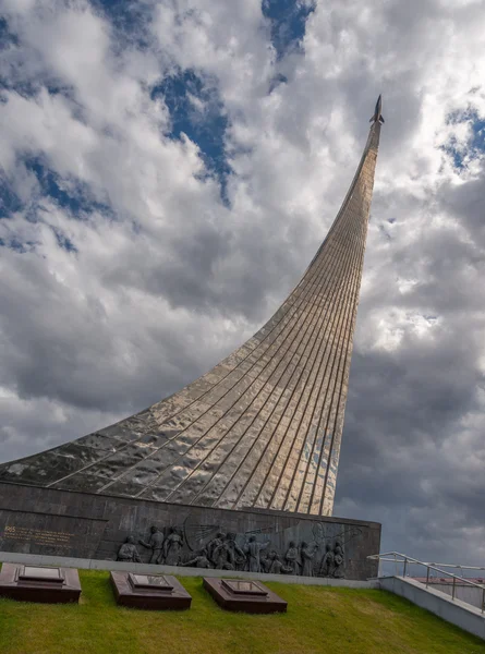 Підкорювачі пам'ятника космосу . — стокове фото