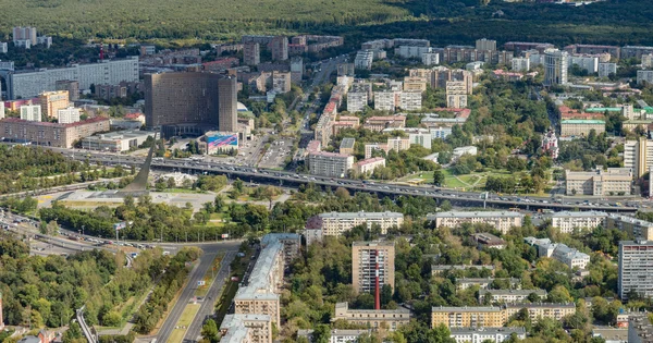 Cosmos hotel en de stad panorama in Moskou. — Stockfoto