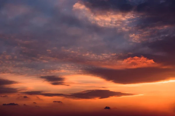 Dramatischer Sonnenuntergang. — Stockfoto