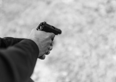 Adam elini tutarak silah.