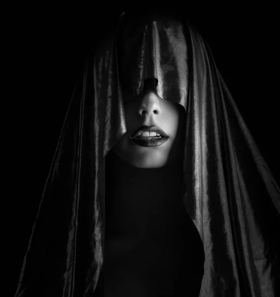 Γυναίκα στο Ακρωτήριο σε σκούρο φόντο. — Φωτογραφία Αρχείου