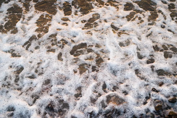 Gün batımında seashore dalgaları. — Stok fotoğraf