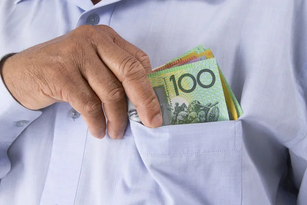 Ellenőrzés, vagy a számolás Ausztrál dollár a kezét a zsebében. — Stock Fotó