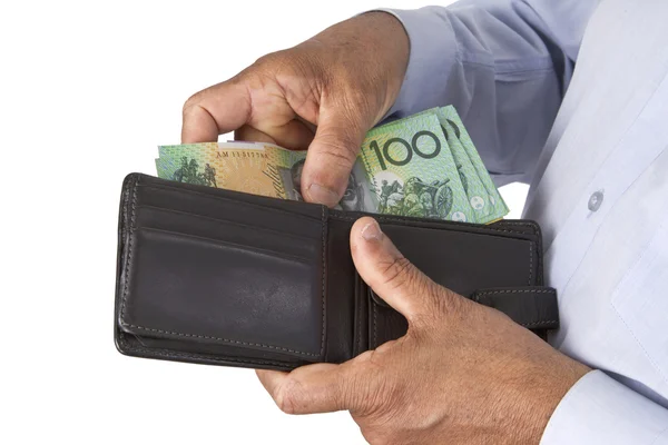 kontrol ya da çantasından Avustralya Doları alarak