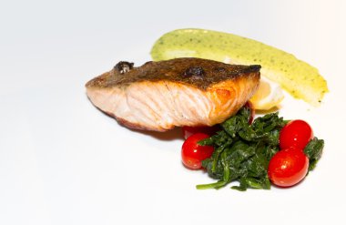 Gevrek deri Atlantik somon fileto pesto mayonez, spinac