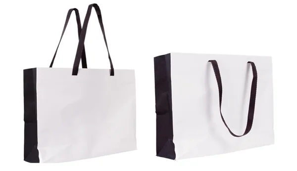 Reklam ve marka için beyaz arka plan üzerinde izole kağıt torba