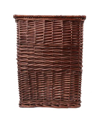 Beyaz backgro izole söğüt hasır bambu ve rattan sepet