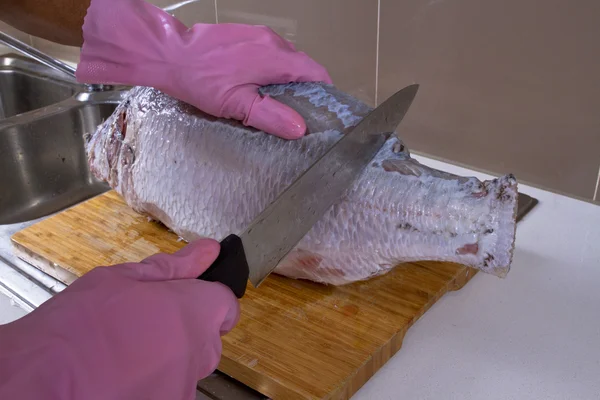 Chef especialista em corte e limpeza de peixes grandes em uma limpeza e higiene — Fotografia de Stock