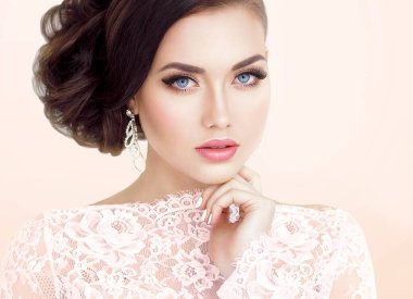 Güzel gelin. Düğün makyajı.