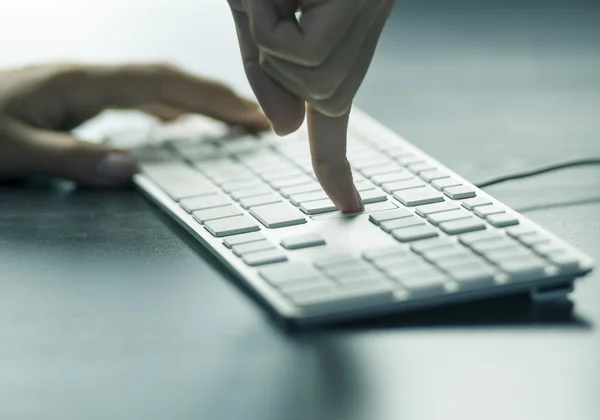 Empresaria escribiendo en el ordenador — Foto de Stock