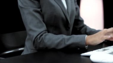 bilgisayarda çalışan iş kadını