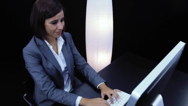 Mulher trabalha no computador e mostrando um cartão com texto — Vídeo de Stock