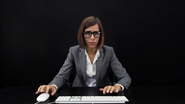 Бізнес-леді, що працює за комп'ютером — стокове відео