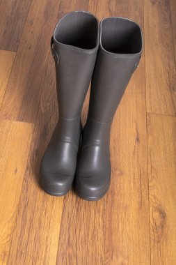 Erkek gri lastik çizmeler