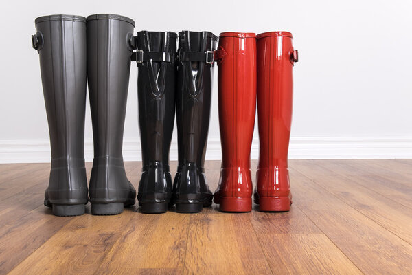 Три пары новых резиновых сапог
