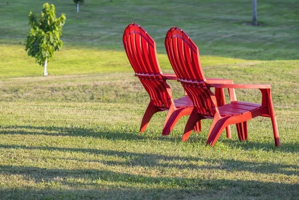 Kırmızı adirondack sandalyeler — Stok fotoğraf