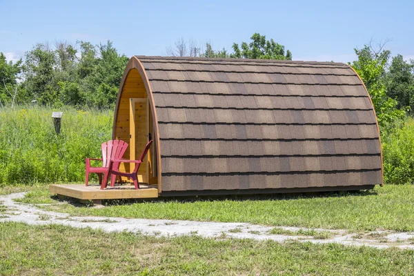 Glamping zakwaterowanie pośród drzew — Zdjęcie stockowe