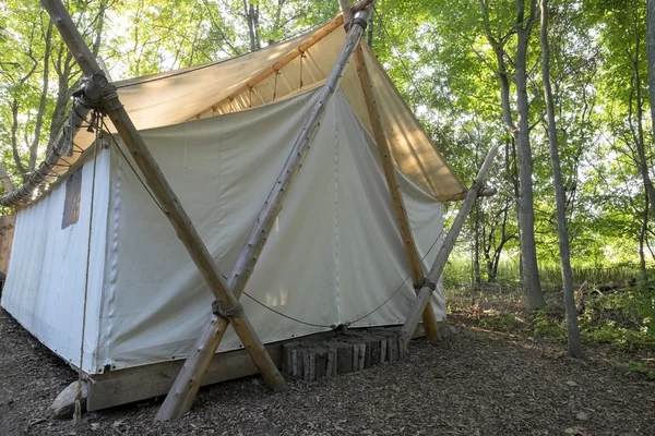 Σκηνή camping στο δάσος — Φωτογραφία Αρχείου